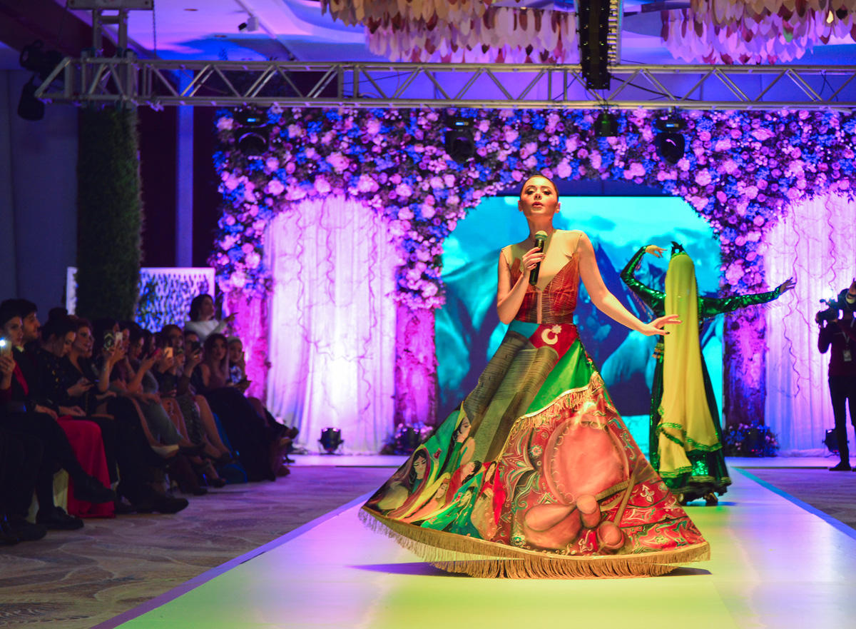 В Баку прошло красочное шоу "Семь красавиц" свадебных и вечерних платьев (ФОТО)