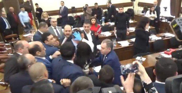 Yerevanda deputatlar əlbəyaxa dava etdilər - Bankaya görə (FOTO/VİDEO)