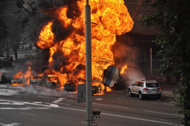 Число жертв взрыва бензовоза на шоссе в Китае возросло до 20
