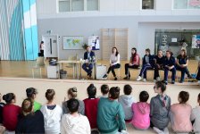 Young Azerbaijani gymnasts meet with Azerbaijani chess Grandmaster (PHOTO)