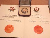Писатели Анар и Гюнель Анаргызы удостоены медалей в Польше (ФОТО)