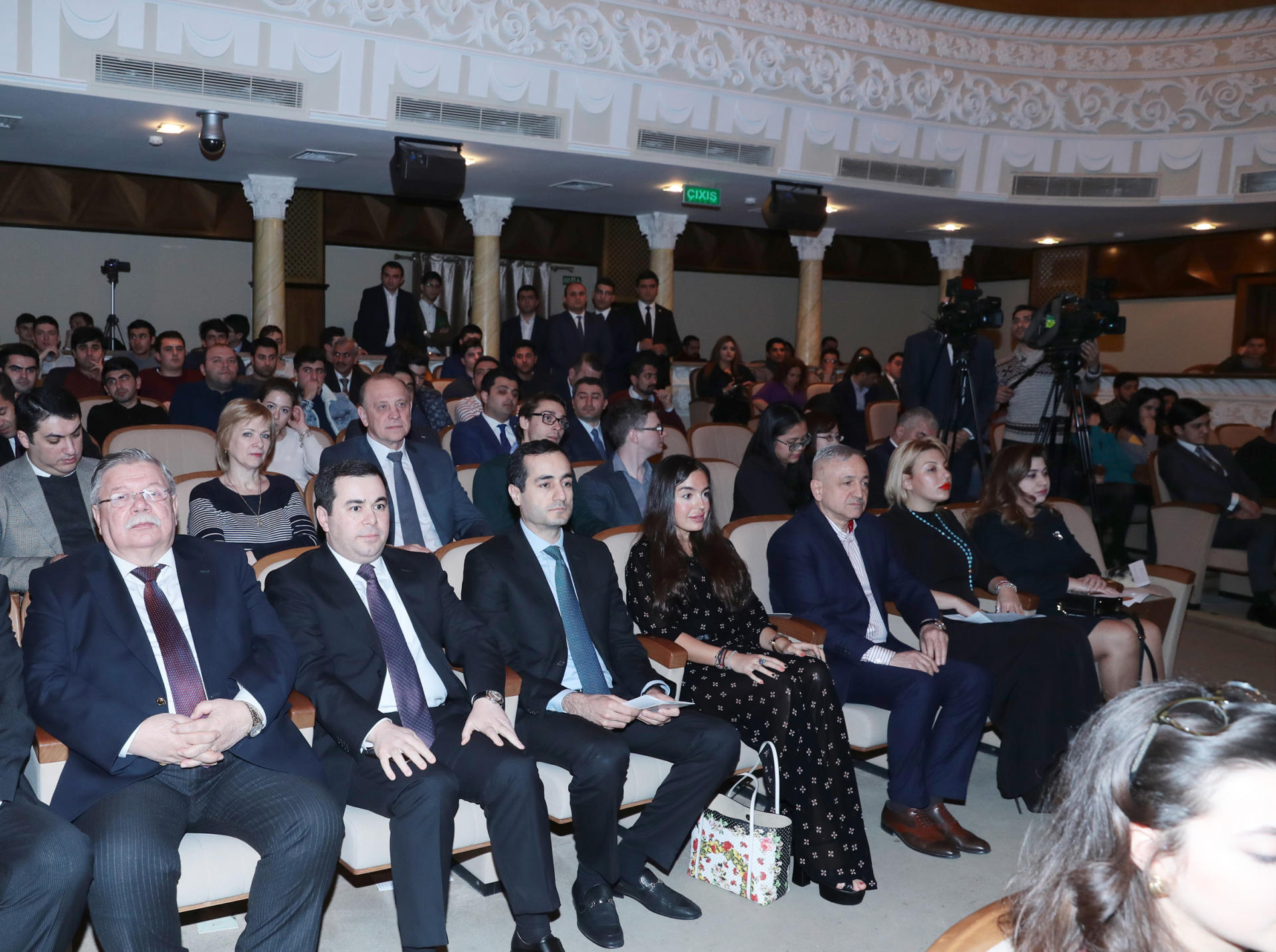 Лейла Алиева присутствовала на премьере спектакля «Когда цветет миндаль», посвященного годовщине Ходжалинской трагедии (ФОТО)