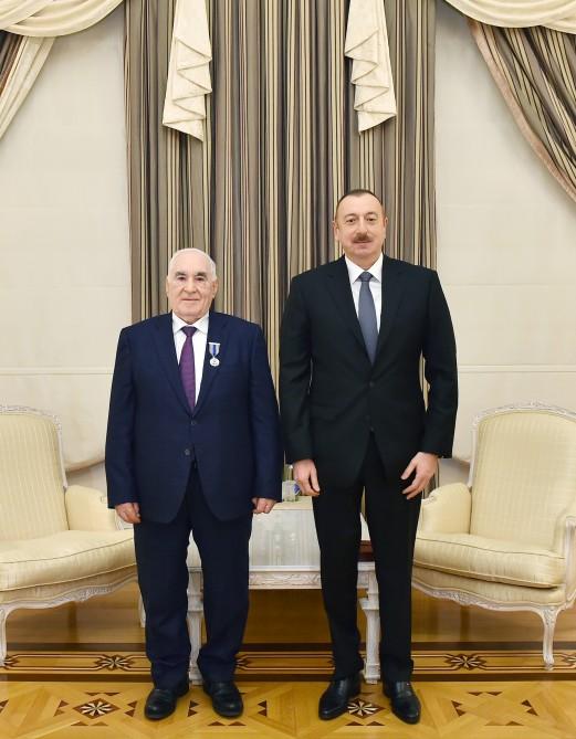 President Aliyev presents "Istiglal" order to MP Fattah Heydarov (PHOTO)