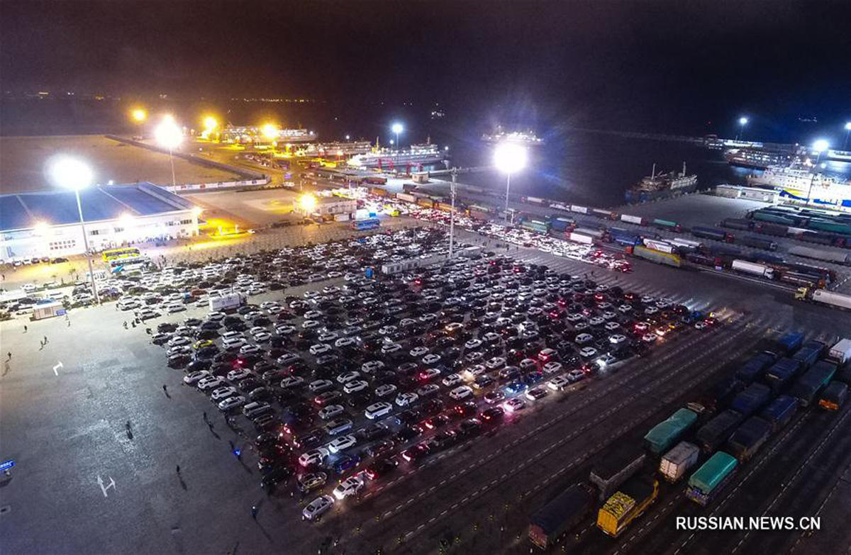 Около 10 тыс автомобилей по-прежнему стоят в пробках у портов Хайкоу в Китае (ФОТО)