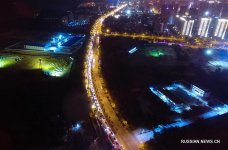 Около 10 тыс автомобилей по-прежнему стоят в пробках у портов Хайкоу в Китае (ФОТО)