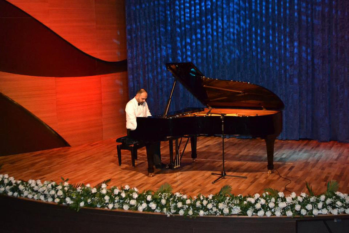 Мурад Дадашов очарован фортепианной музыкой (ФОТО)