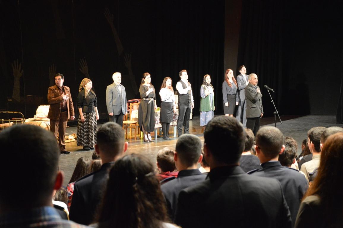 Азербайджанские актеры почтили память жертв Ходжалинской трагедии (ФОТО)