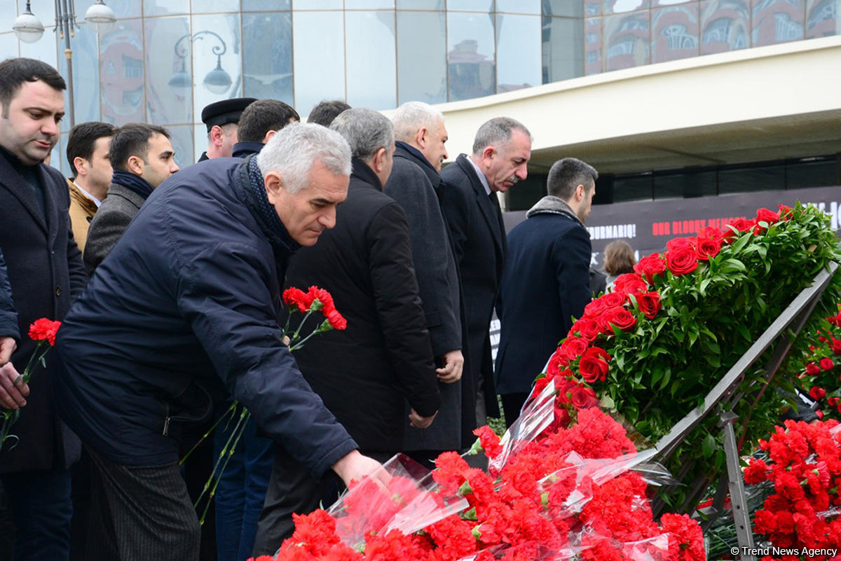 Azerbaijani public commemorates Khojaly genocide victims (PHOTO)