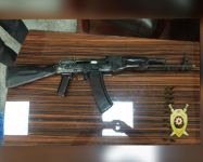 Bayılda “Kalaşnikov” silahı satan tutuldu (FOTO)