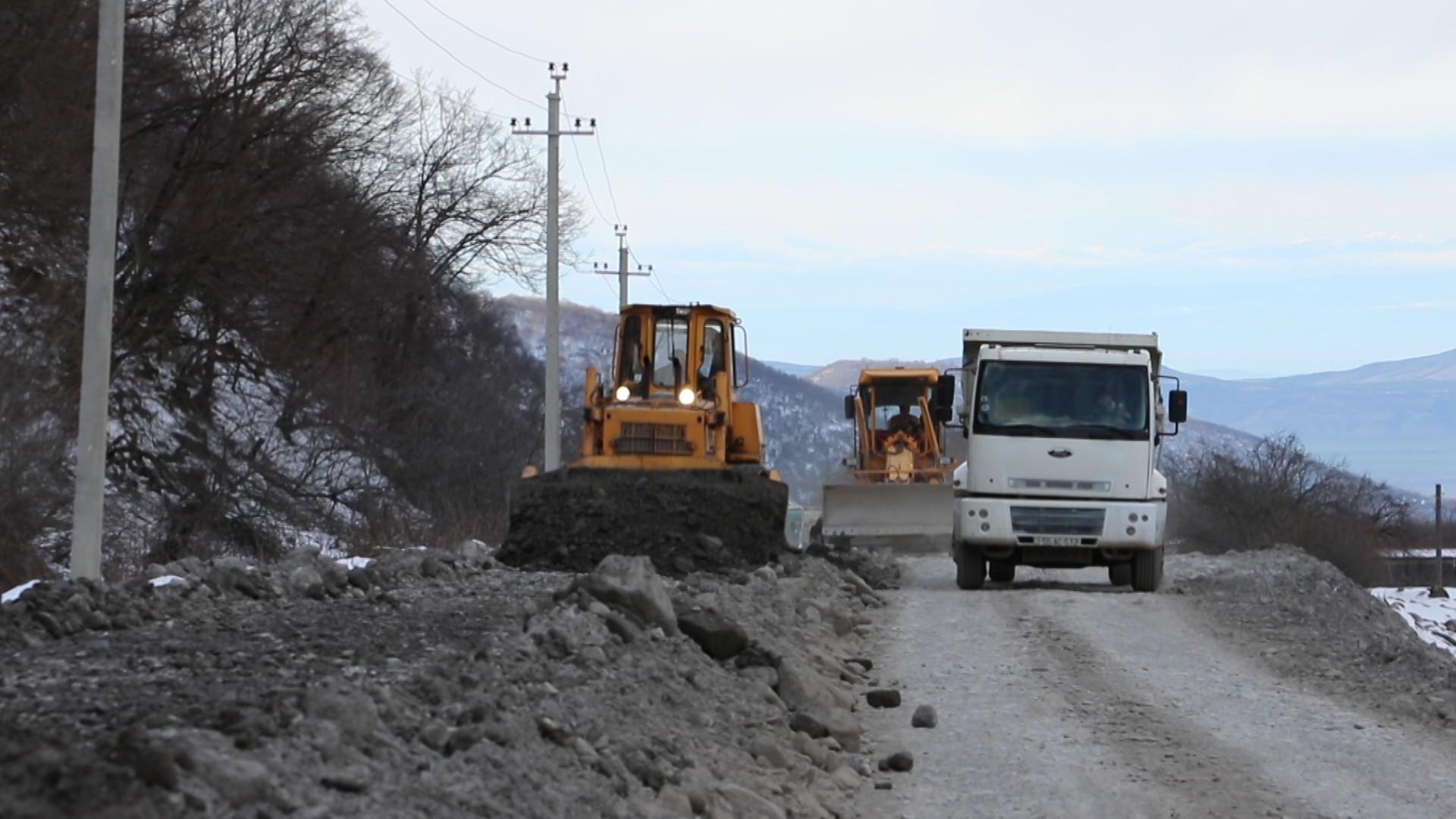 Oğuzda Bucaq-Muxas-Baş Daşağıl yolu yenidən qurulur (FOTO/VİDEO)