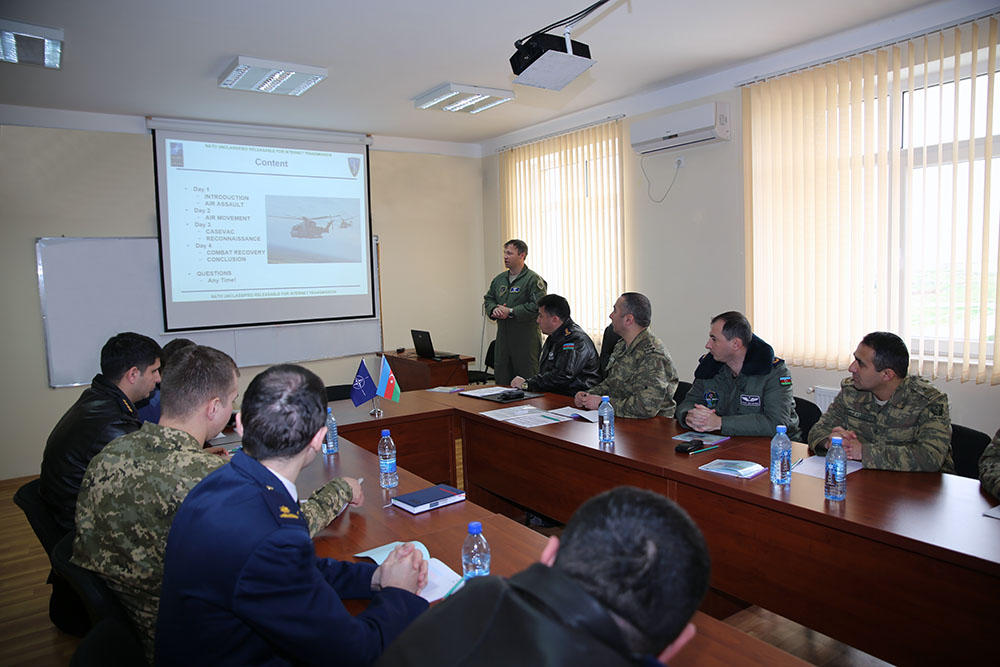 Bakıda NATO-nun mobil təlim qrupu tərəfindən seminar keçirilir (FOTO)