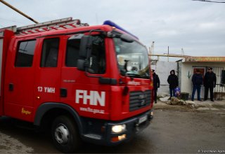 Главы официальных структур проводят осмотр места пожара в наркологическом центре в Баку