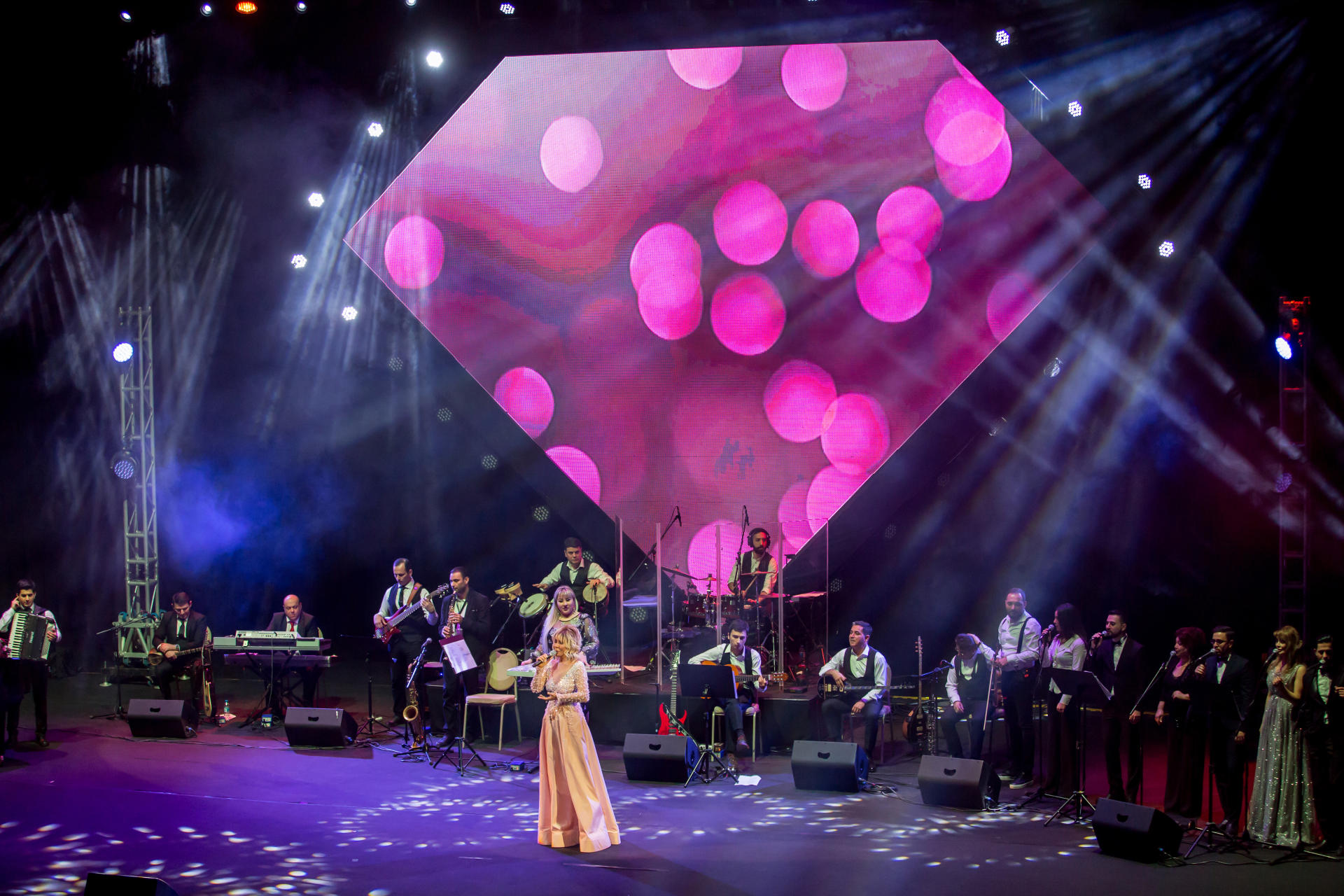 Концерт Бриллиант Дадашовой "Жить с любовью намного прекраснее": овации, букеты цветов (ВИДЕО, ФОТО)