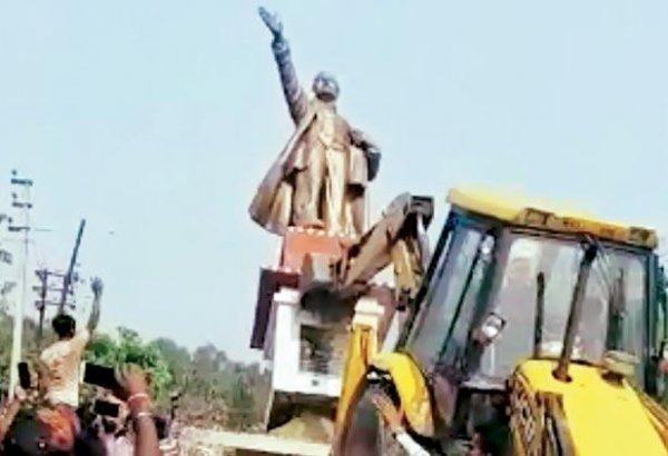 Hindistanda Leninin heykəlini uçurublar - Buldozerlə
