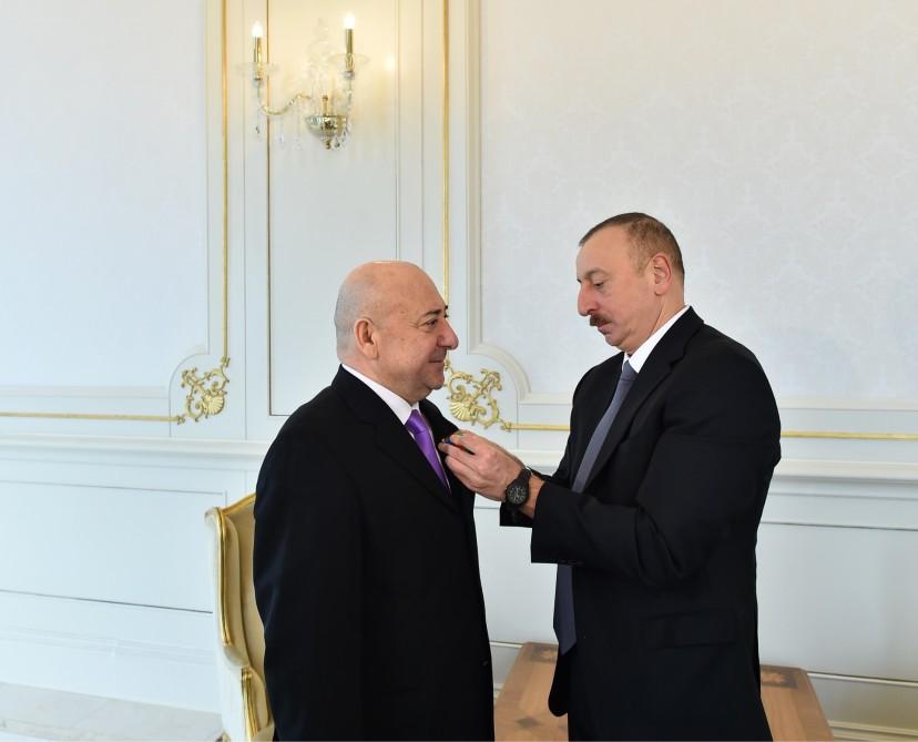 Ilham Aliyev presents Dostlug Order to director of Moscow Satire Theater (PHOTO)