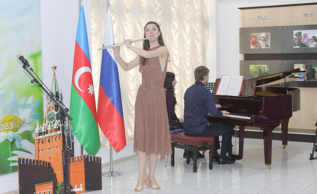 Российские музыканты поздравили бакинок с 8 марта (ФОТО)