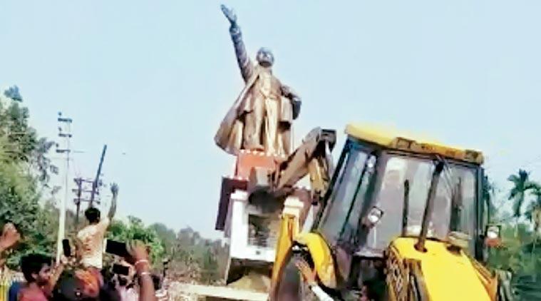 Hindistanda Leninin heykəlini uçurublar - Buldozerlə