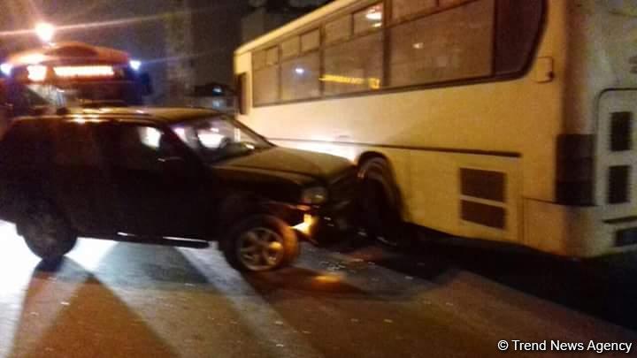 Bakıda avtobusun iştirakı ilə yol qəzası - Tıxac yaranıb (FOTO)