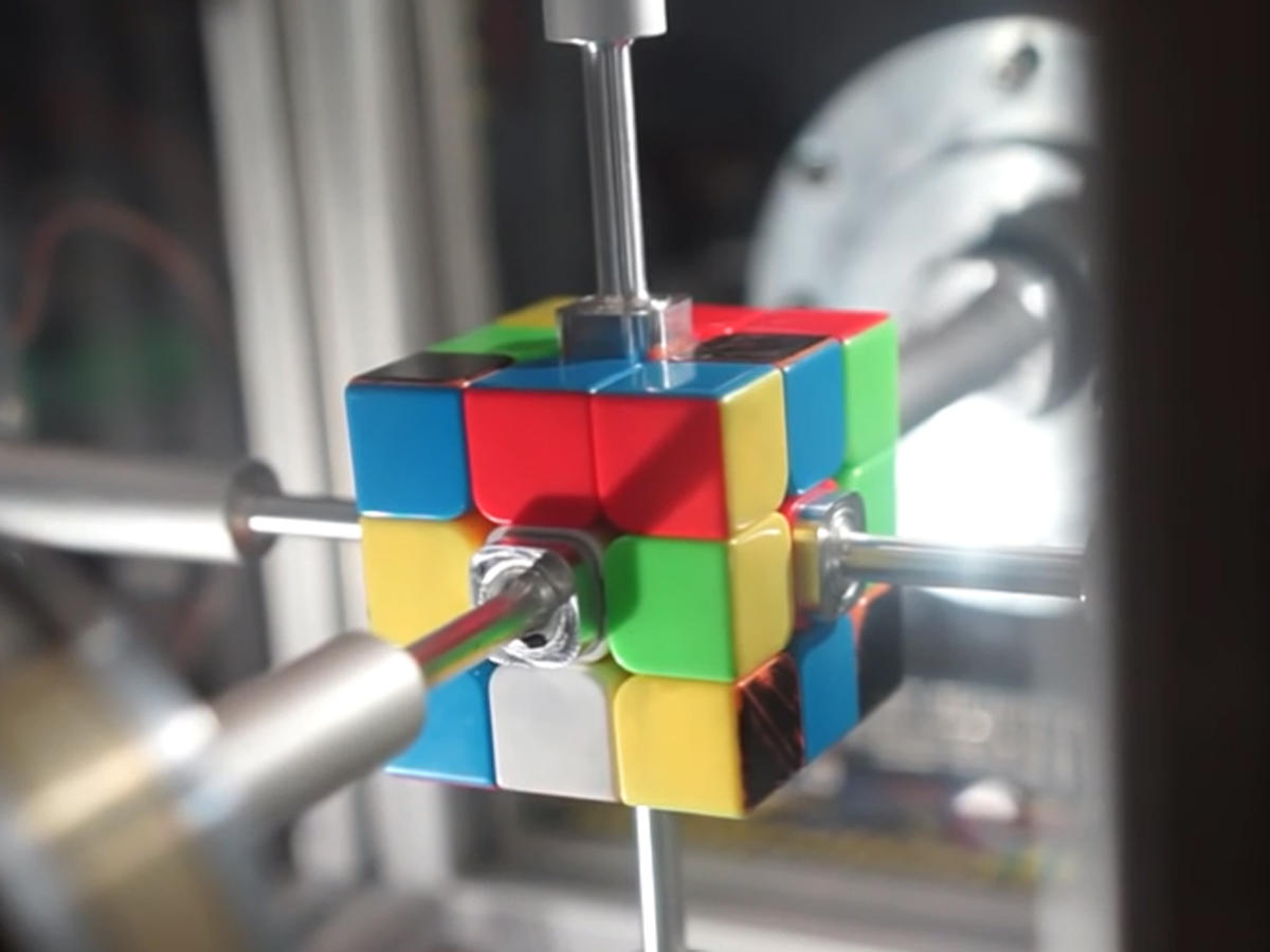 Американский робот собрал кубик Рубика менее чем за полсекунды (ВИДЕО)