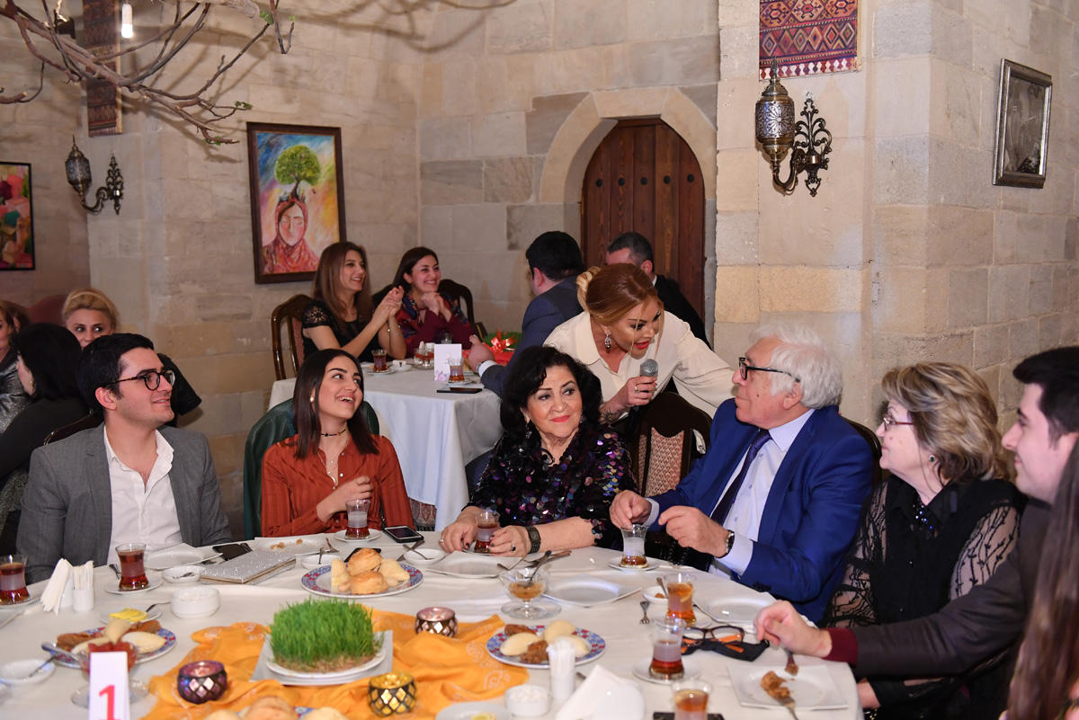 Праздник Новруз, юбилей и кялагаи: красочный вечер в Баку с участием знаменитостей (ФОТО)