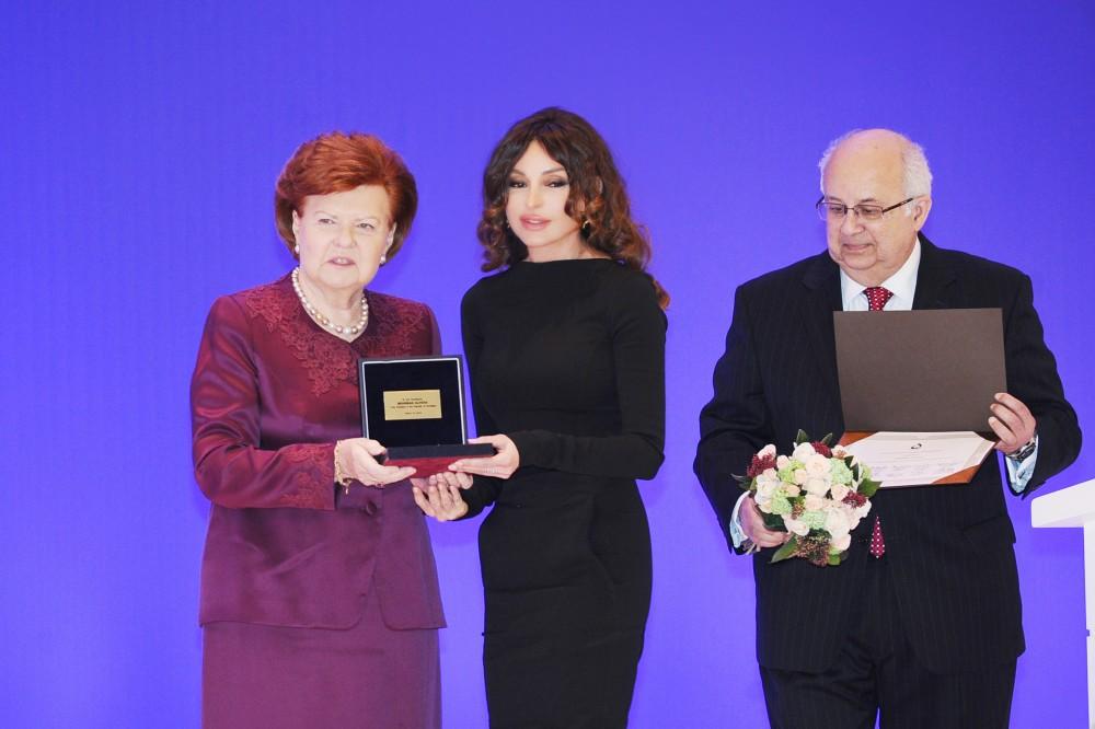 Birinci vitse-prezident Mehriban Əliyeva Nizami Gəncəvi Beynəlxalq Mərkəzinin qızıl medalı ilə təltif edilib (YENİLƏNİB) (FOTO)