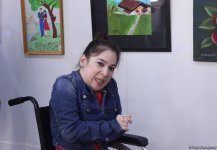 Это невероятно! Азербайджанская художница, которая рисует ногами (ФОТО)