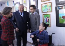 Это невероятно! Азербайджанская художница, которая рисует ногами (ФОТО)