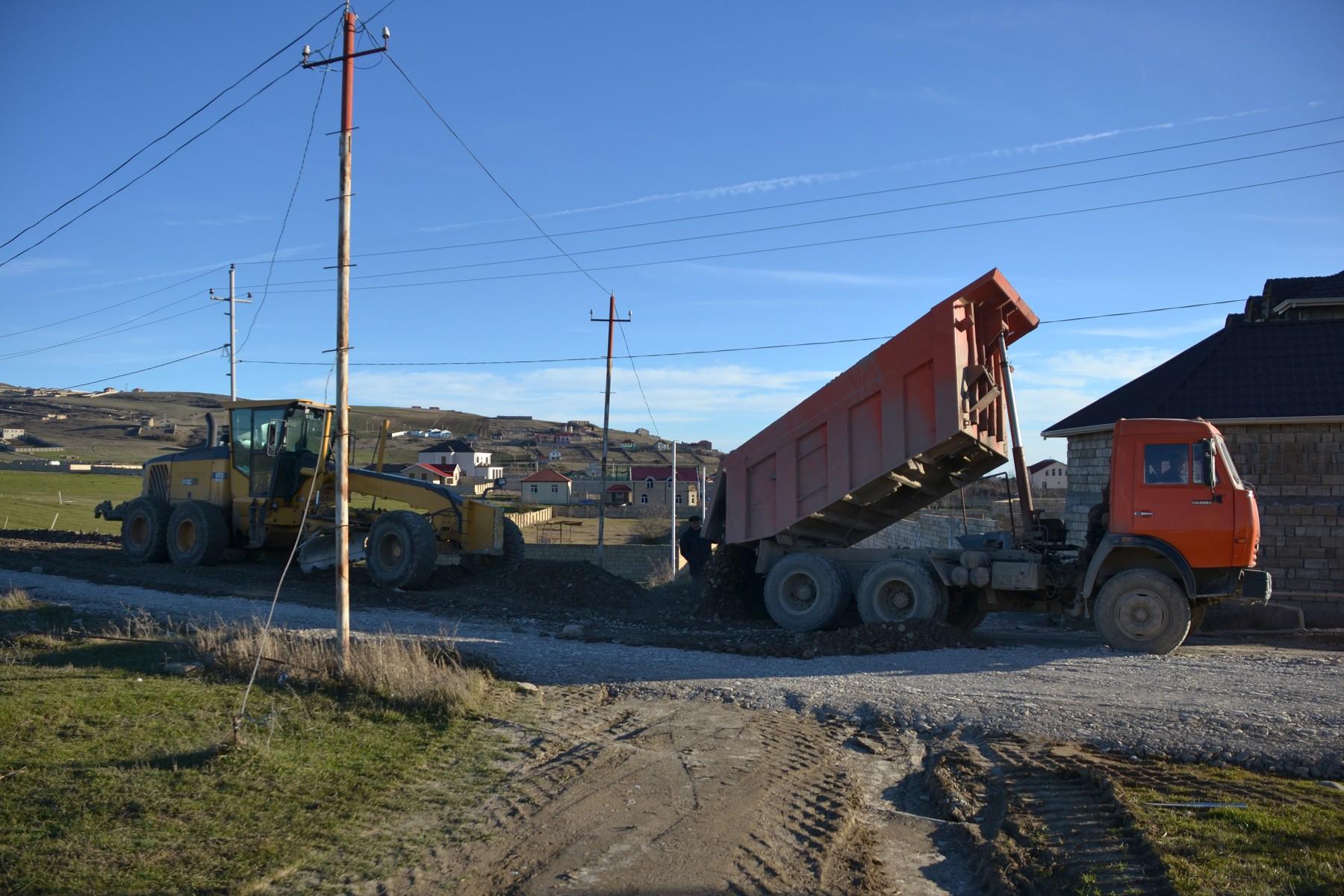 Şamaxının bir neçə kəndini birləşdirən avtomobil yolu yenidən qurulur (FOTO/VİDEO)