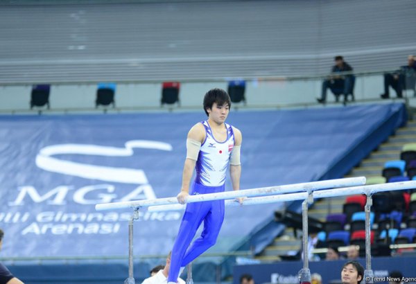 Японский гимнаст выиграл "золото" Кубка мира в Баку в упражнениях на брусьях