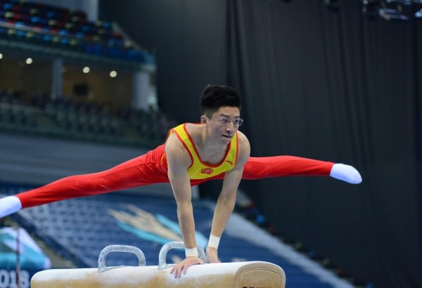 Китайский гимнаст завоевал "золото" Кубка мира в Баку в упражнениях на коне
