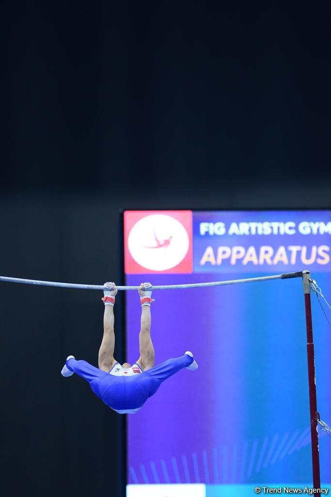 Нидерландский гимнаст выиграл "золото" Кубка мира в Баку в упражнениях на перекладине (ФОТО)