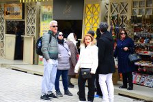Туристы в Баку отмечают праздник Новруз (ФОТО)