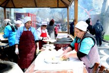 Bakıya gələn turistlər də Novruz bayramını qeyd edir (FOTO)