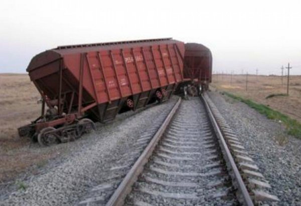 Train derails in Nevada, spilling vegetable oil, closing major highway