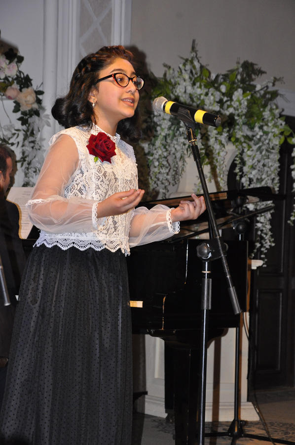 13 yaşlı azərbaycanlı pianoçu Almaniyada beynəlxalq müsabiqənin qalibi olub (FOTO)