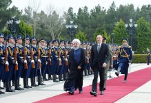 Baku holds official welcome ceremony for Iranian president (PHOTO)