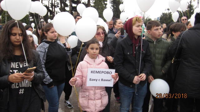 В Баку выпустили в небо белые шары в память о жертвах в Кемерово (ВИДЕО, ФОТО)