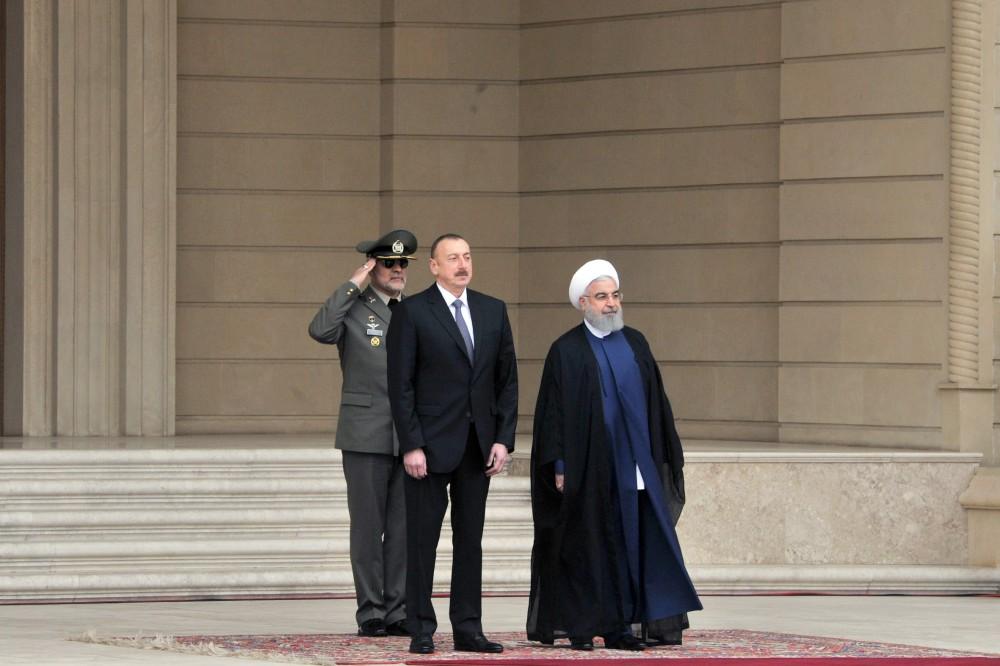Baku holds official welcome ceremony for Iranian president (PHOTO)