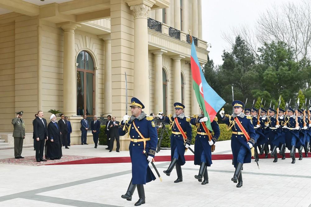 Baku holds official welcome ceremony for Iranian president (PHOTO)