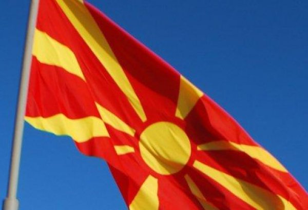 Macedonia prepares for name change by removing signs
