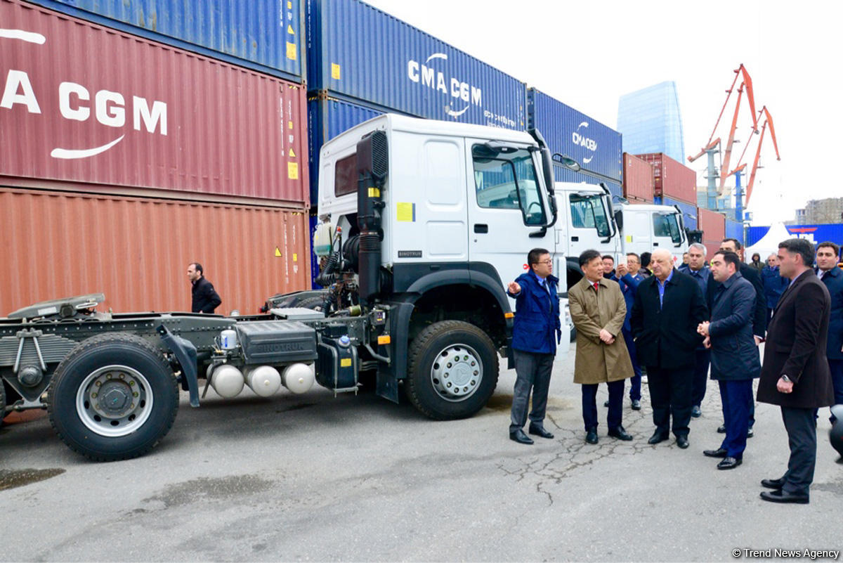 Бакинский порт получил новые погрузчики из Китая (ФОТО)