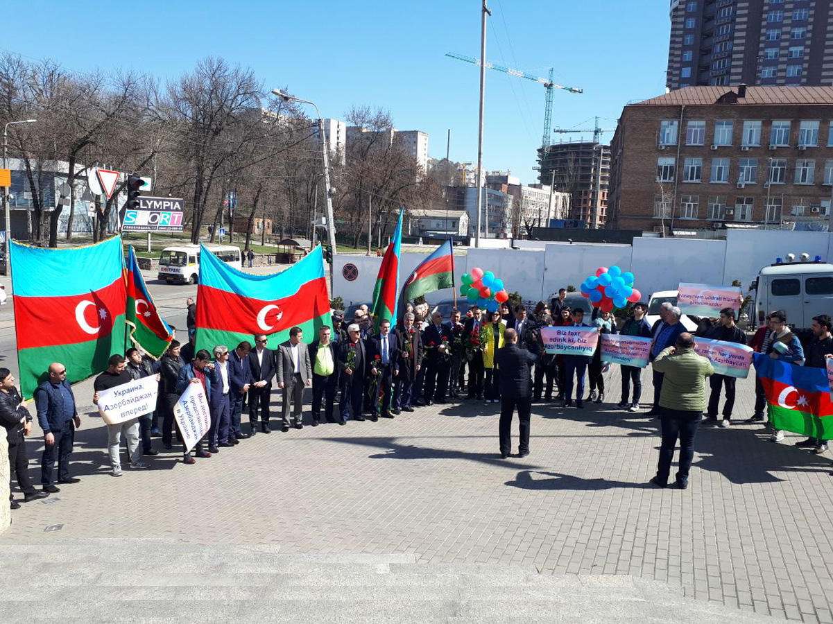 Kiyevdə azərbaycanlıların həmrəylik aksiyası keçirilib (FOTO)