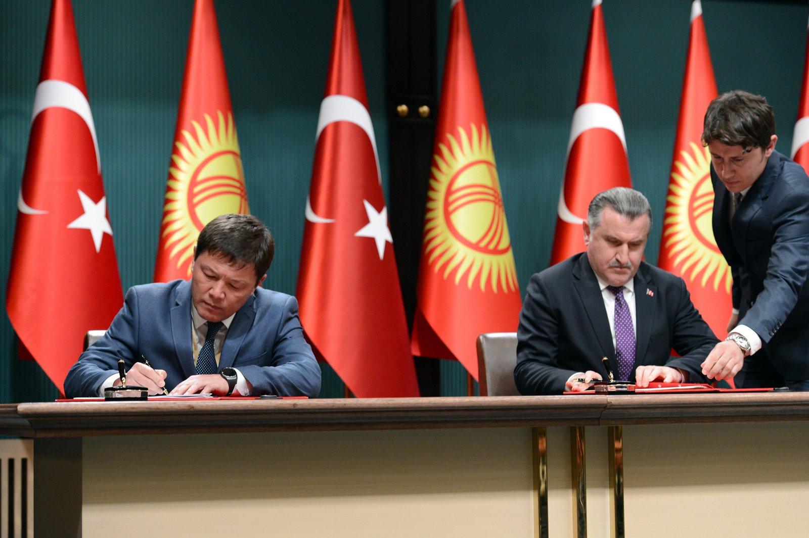По итогам визита президента Кыргызстана в Турцию состоялась церемония подписания совместных документов