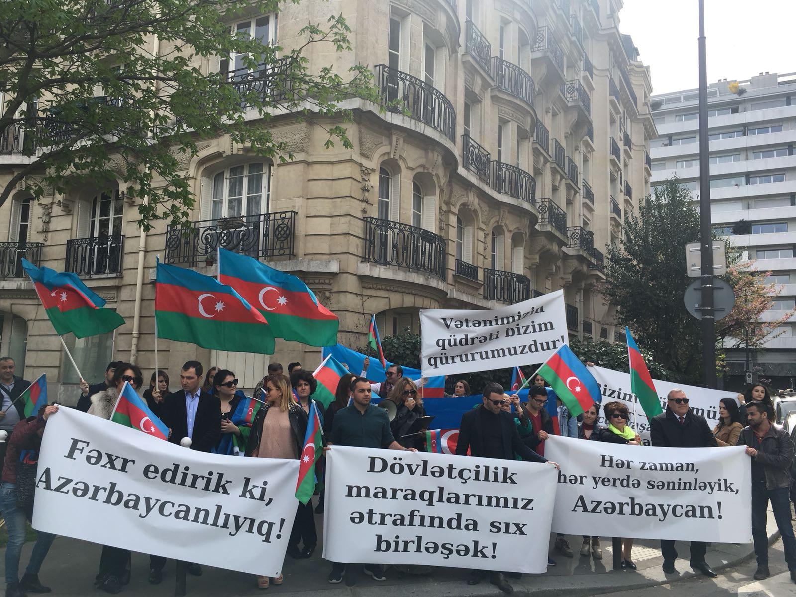 Azərbaycanlıların Parisdə həmrəylik aksiyası keçirilib (FOTO)