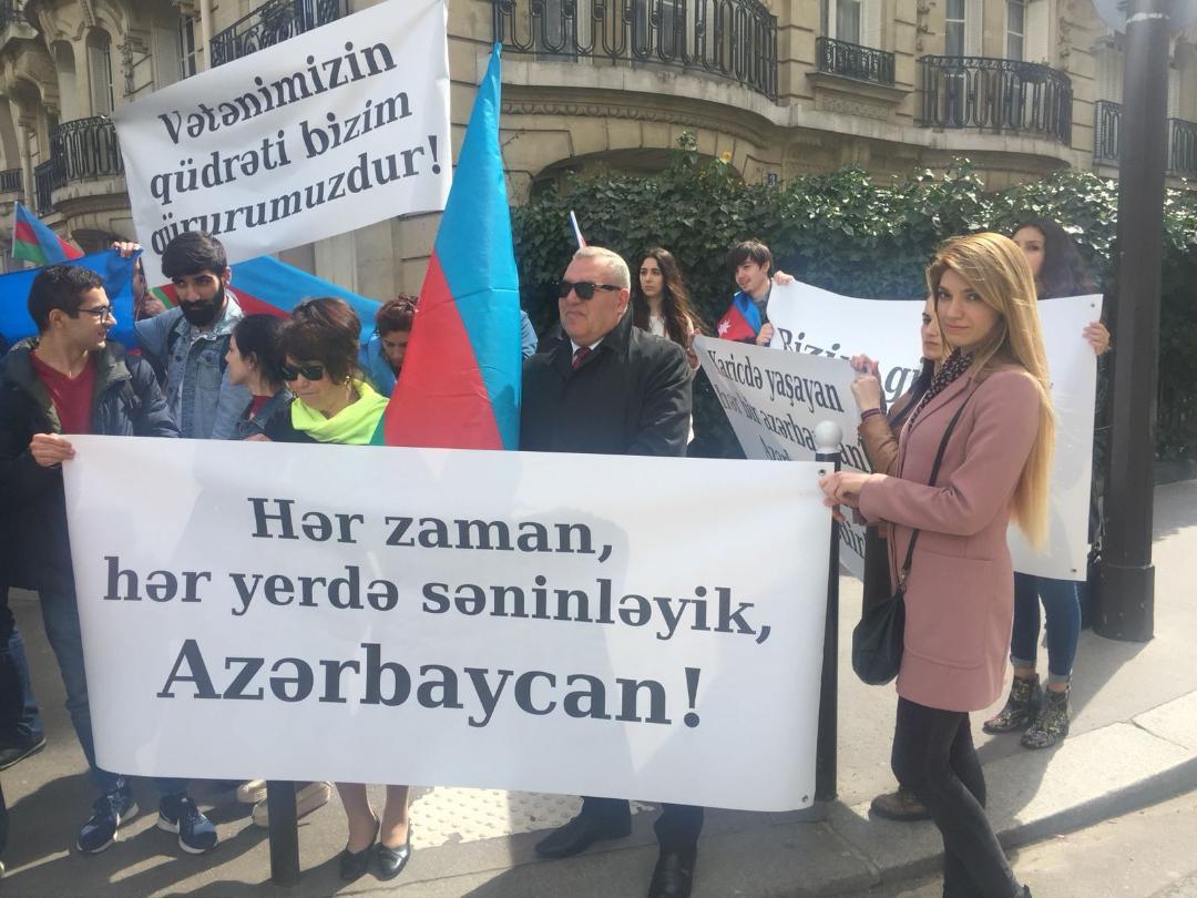 Azərbaycanlıların Parisdə həmrəylik aksiyası keçirilib (FOTO)