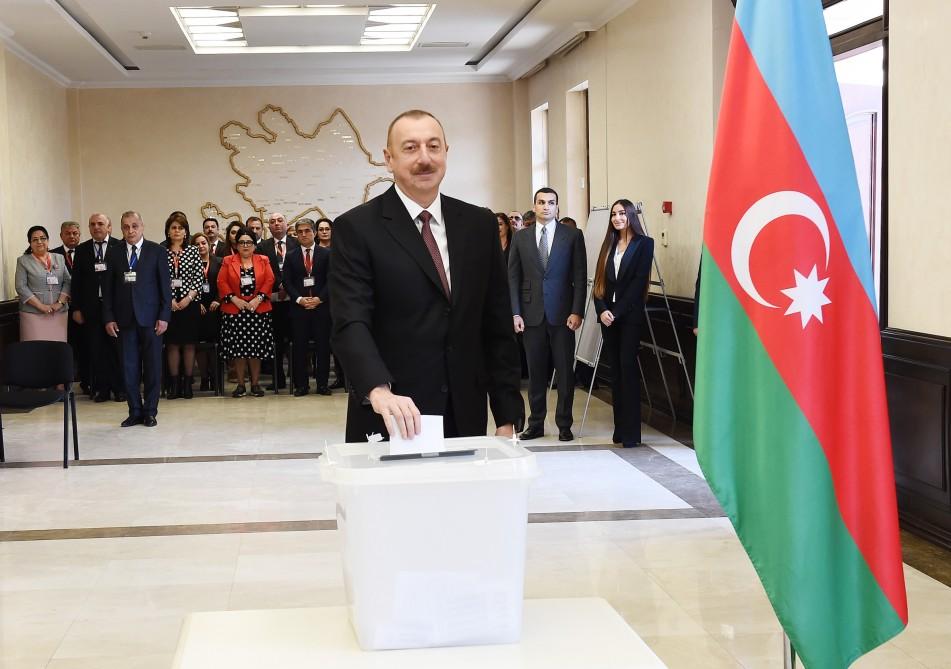 Cumhurbaşkanı İlham Aliyev  ve Mihriban Aliyev'a oy kullandı