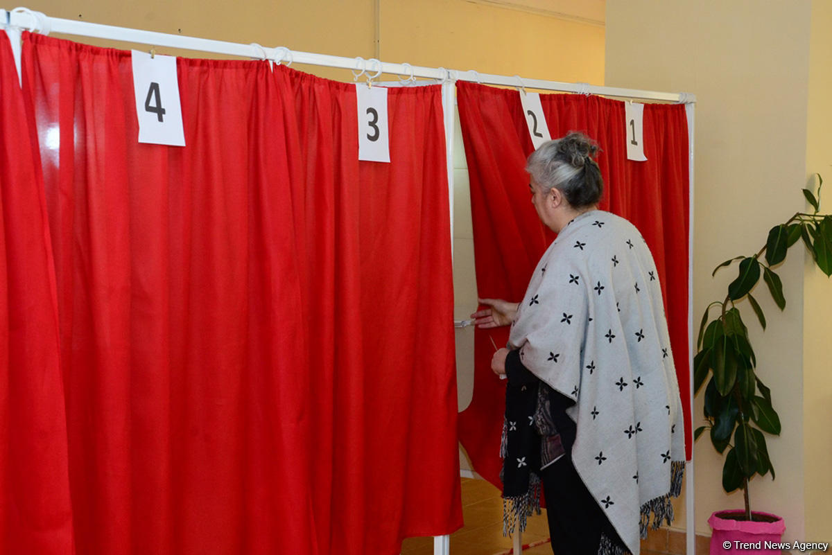 В Азербайджане началось голосование на президентских выборах (ФОТО)