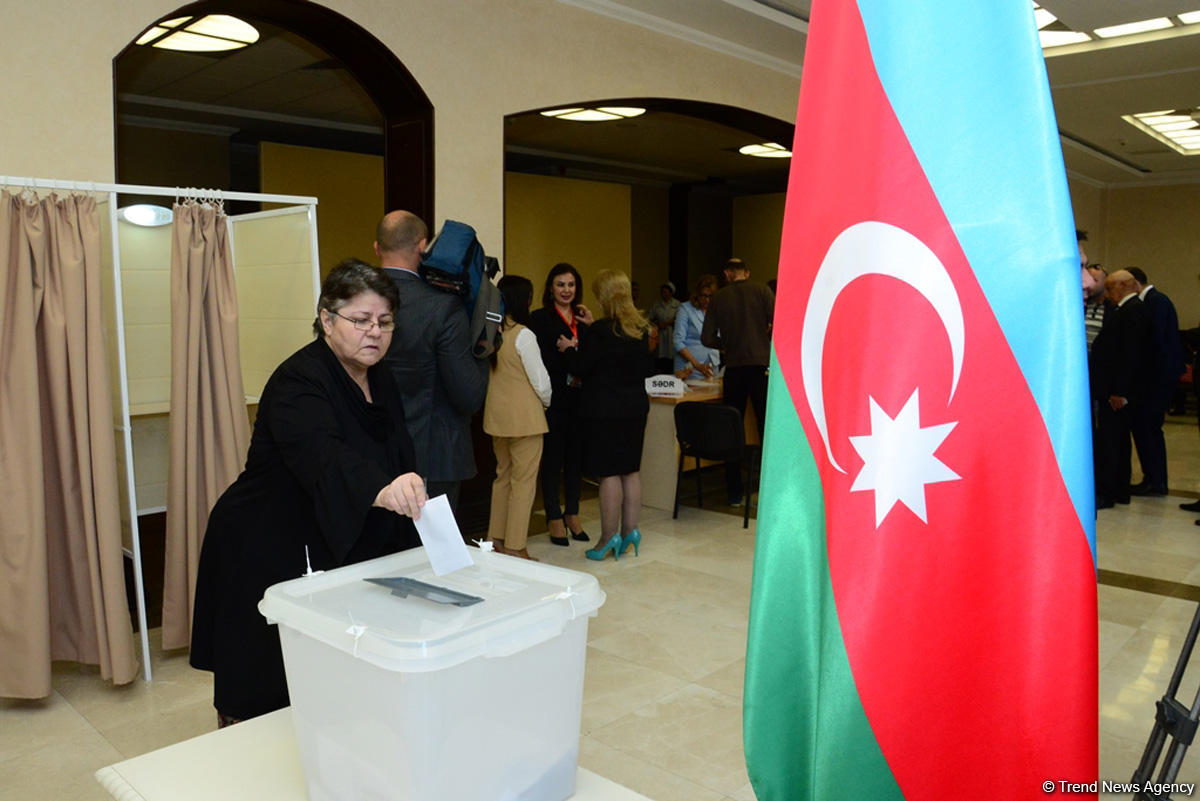 Явка избирателей на президентских выборах в Азербайджане на 17:00