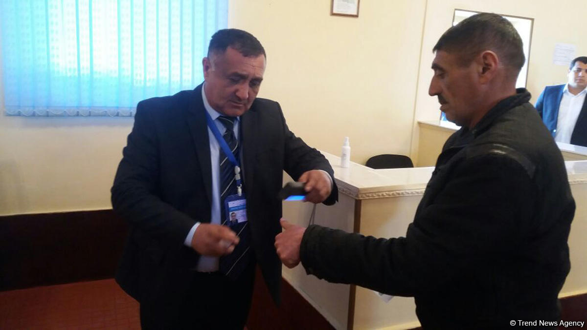 В исправительных учреждениях  проходит голосование на президентских выборах в Азербайджане (ФОТО)