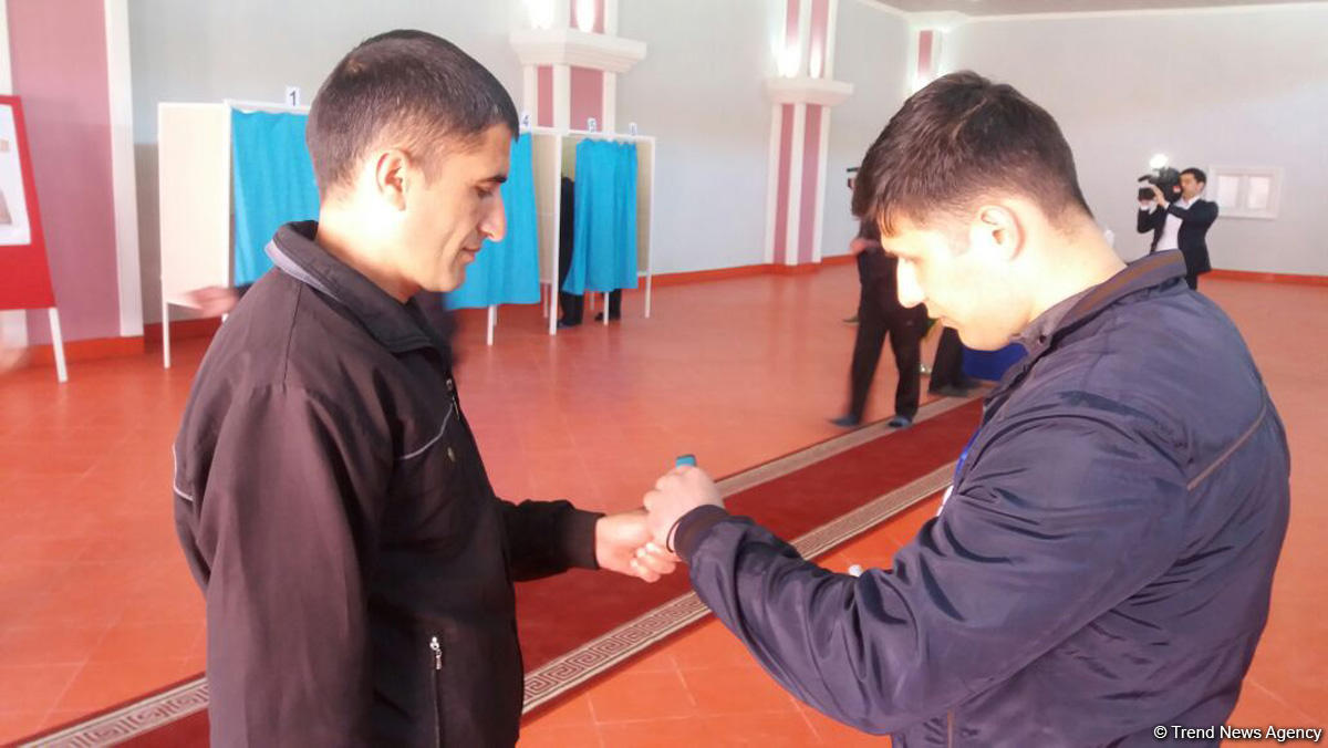 В ходе президентских выборов в Азербайджане продолжается голосование в исправительном учреждении №17 (ФОТО)